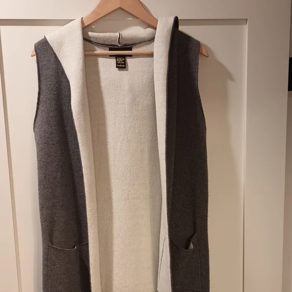 Gray and White Sleeveless Open Cardigan - Picture 1 of 3